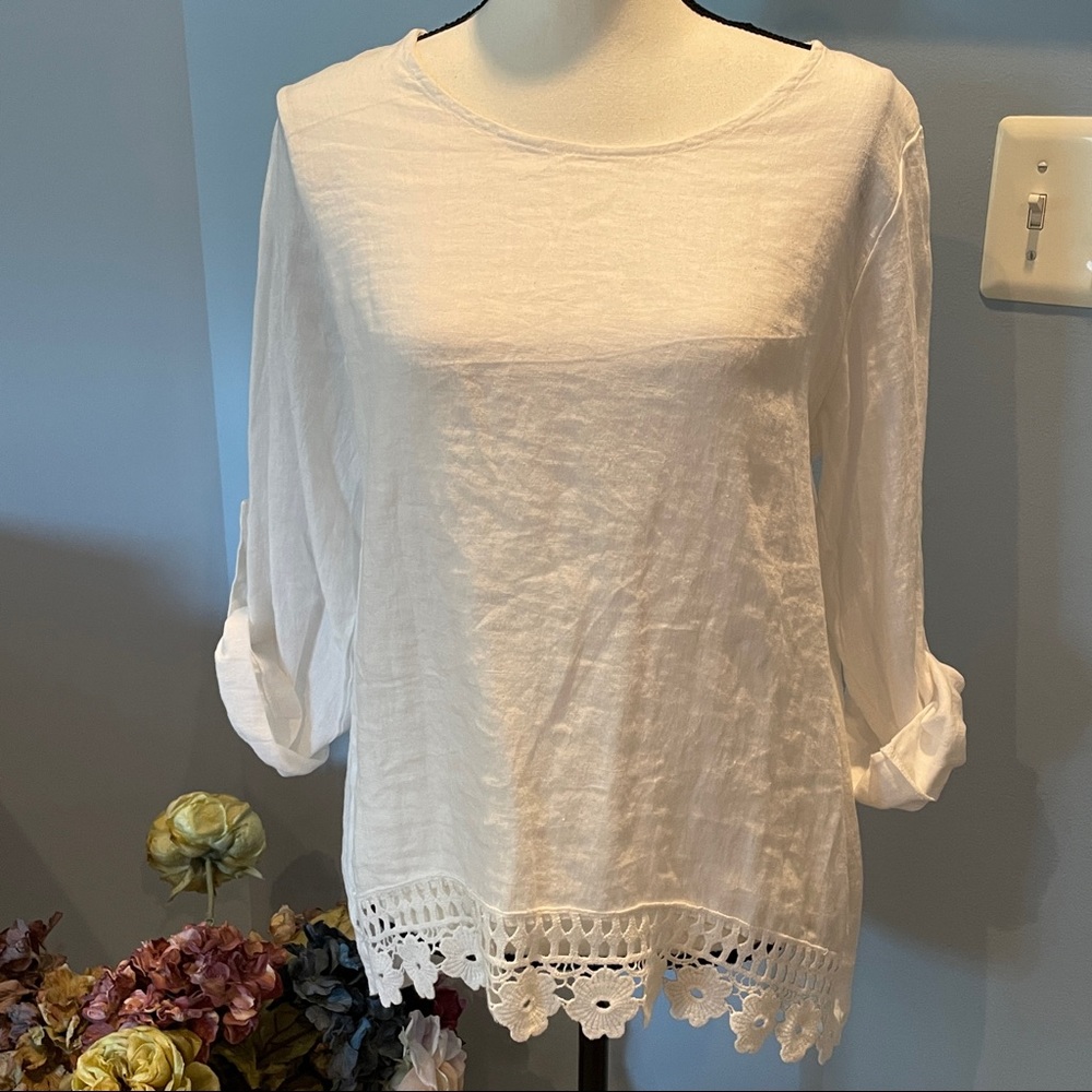 Terzo Millennio 100% linen top with floral lace embellishments size Medi…